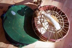 tambour d 'Olivier Simonnet avec un sac d'Aflorescence