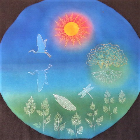peinture-housse-tambour-chamanique-motif-soleil-plume-héron-arbre-de-vie-libellule