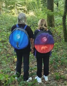 couple qui portent leur sac à dos pour tambour créé spécialement pour eux par Aflorescence