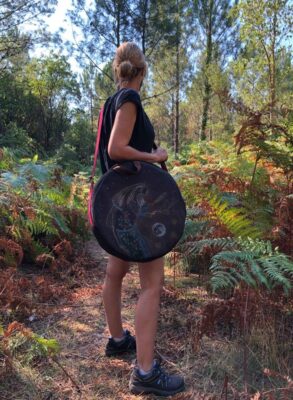 réalisation personnalisée de housse pour tambour chamanique , motifs peint à la main