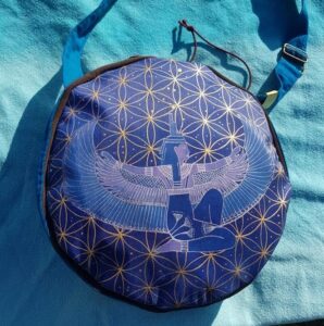 sac-tank-drum-sur-mesure-bleu-Isis-fleur-de-vie-bandouliere