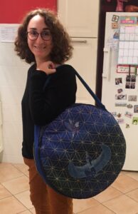 exemple d' une housse de tambour sur mesure peint à la main, création artisanale avec Isis et une fleur de vie