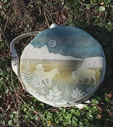 exemple de housse bandoulière en cuir peint la main par Aflorescence