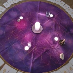 tissu d'autel tarot sacré violet motif fleur de vie peint à la main par Aflorescence