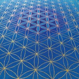 peinture sur coton bleu avec motif fleur de vie peint par Aflorescence