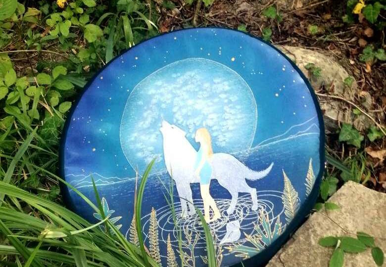 sacoche pour tambour peint à la main motif loup lune