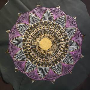 exemple de peinture sur cuir peint à la main motif mandala par Aflorescence