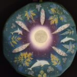 Exemple d'une housse pour tambour chamanique peinte à la main, motif lune, feuillage et plumes