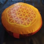 Réalisation personnalisée de coussin de méditation, motif fleur de vie orange peint à la main