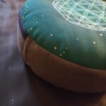 coussin de méditation motif feuillage orange peint à la main par aflorescence