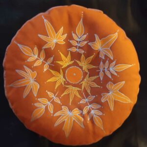 créations disponibles d'un coussin de méditation vu du dessus à vendre, de couleur orangé et décoré de feuillage peint par Aflorescence