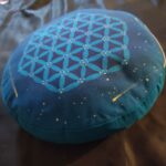 Housse de coussin de méditation motif fleur de vie sur mesure peinte à la main par Aflorescence