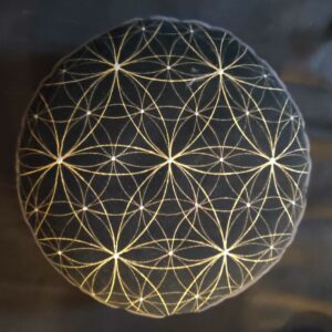 Fleur de vie cube de Métatron et mandala peint sur coussin par Afloresecence