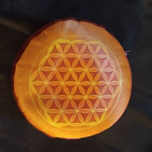 coussin de méditation vu du dessus, peint à la main par Aflorescence sur un satin jaune orangé avec une fleur de vie