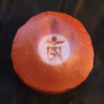 Réalisation personnalisée de coussin de méditation, motif fleur de vie orange peint à la main