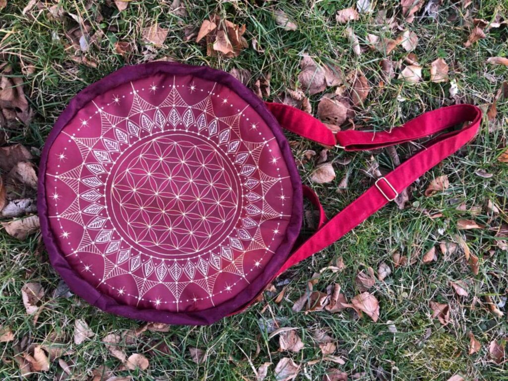 fabrication d'une sacoche pour tambour artisanale avec motif fleur de vie mandala - Aflorescence