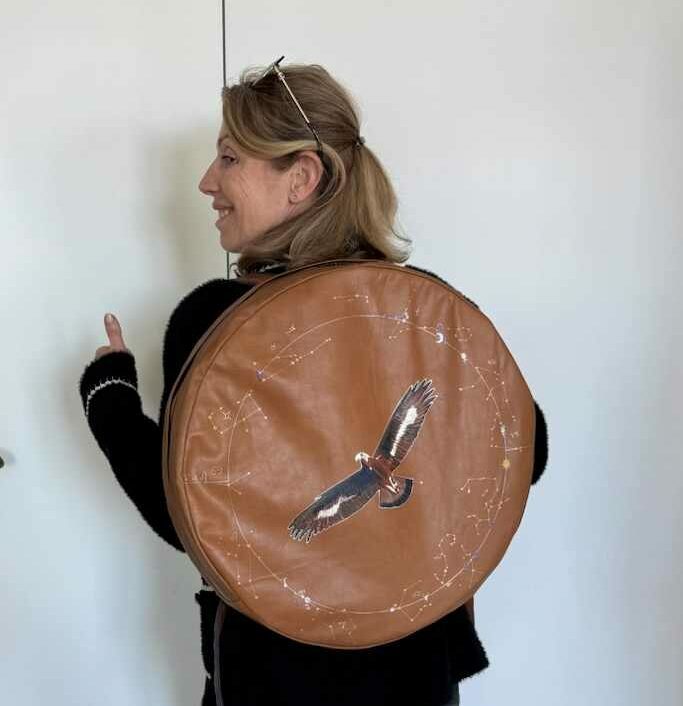 exemple d'un sac à dos en cuir pour tambour chamanique et peint par Aflorescence