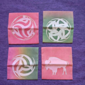 créations disponibles : blague à tabac artisanale peint à la main sur coton par Aflorescence motif triskel 