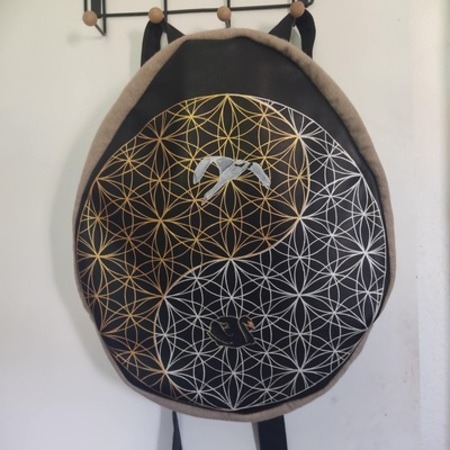 fleur de vie et yin yang peint sur cuir par Aflorescence