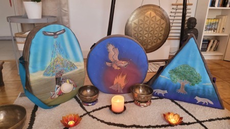 3 sacs pour tambour chamanique de plusieurs formes : rond, ovale et triangulaire , peint et cousu à la main sur mesure par Aflorescence