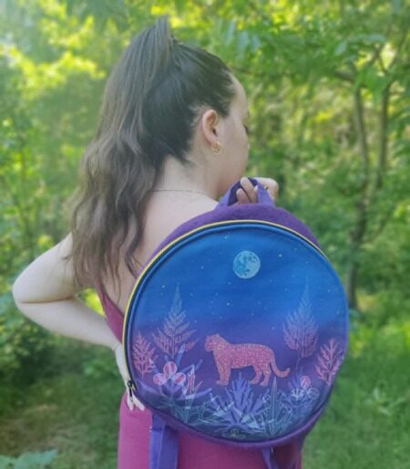 créations disponibles d'un sac à dos artisanal pour tambour de 30 cm , peint à la main par Aflorescence