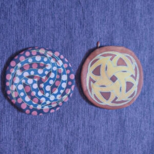 Petites pochettes rondes à vendre, de 14 cm en tissu avec motif triskel peint par Aflorescence