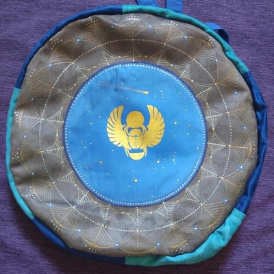 sac à dos pour tambour à vendre pour tambour 40 à 43 cm, en tissu peint à la main d'un scarabée entouré d'un mandala par Aflorescence 