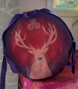 sac pour tambour décoré main motif cerf triskel par Aflorescence