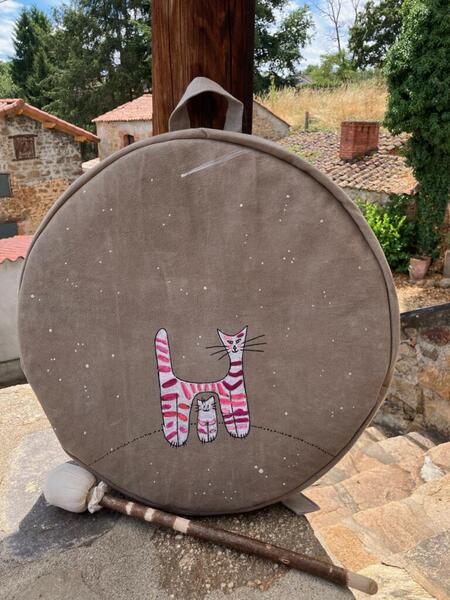 housse tambour chamanique avec reproduction du logo de ma cliente peinte à la main par Aflorescence