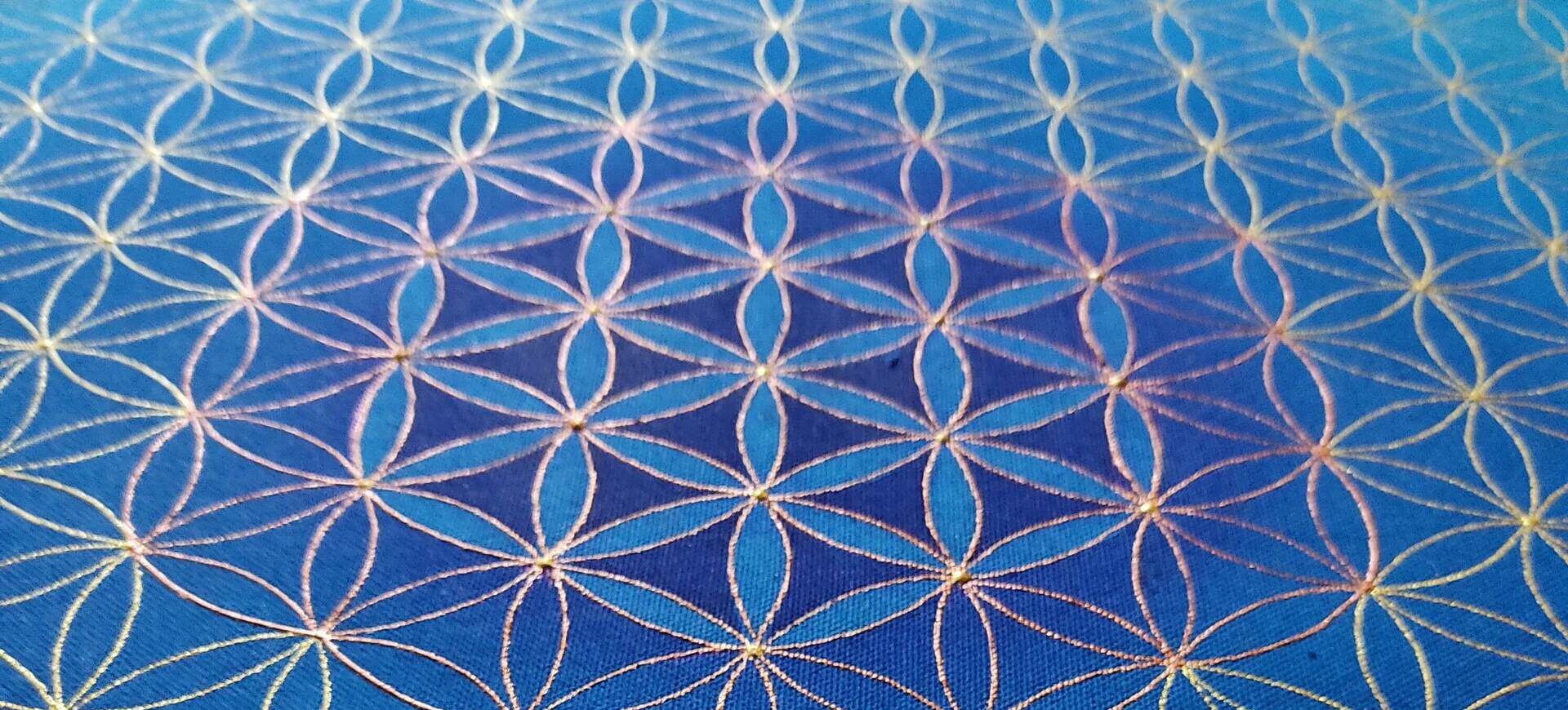 fleur de vie peinte à la main pour une housse de tambour sur commande
