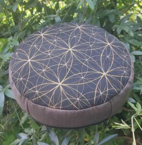 coussin de méditation peint à la main d'une double fleur de vie sur tissu noir