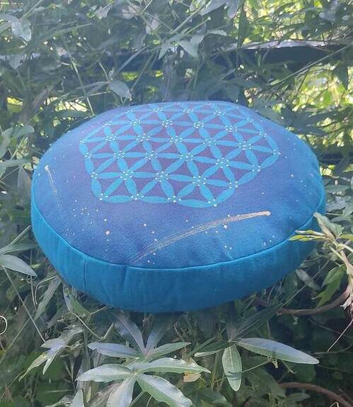 coussin de méditation en tissu avec fleur de vie bleue