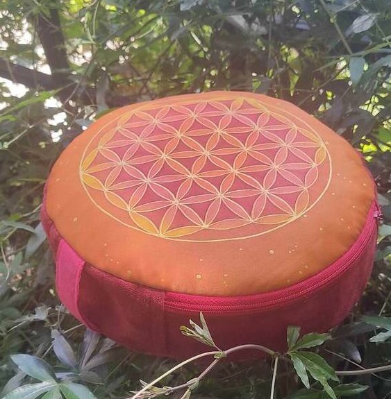 coussin de meditation avec fleur de vie sur satin peinte à la main
