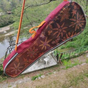 Housse bandoulière sur mesure et personnalisée pour un ukulélé avevcdes fleurs en feuillage 
